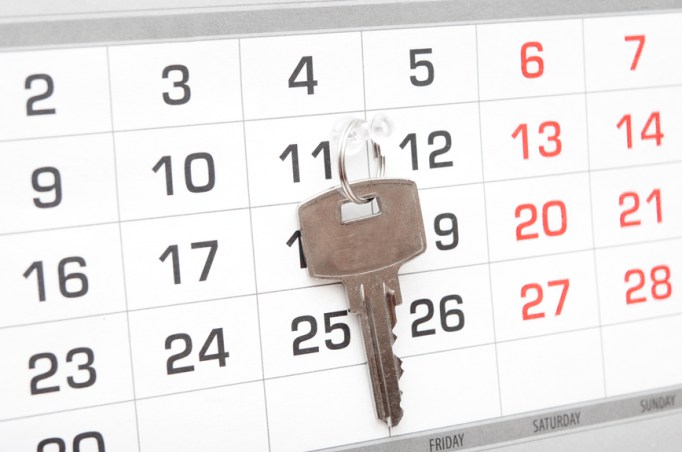 know-when-to-sell-image-of-car-key-on-a-calendar-background-time-to-sell-your-carjpg